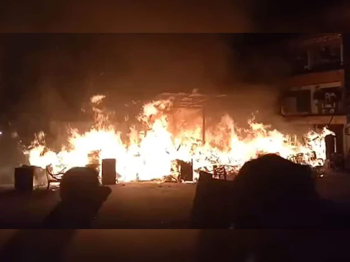 દિલ્હી: શાહીન બાગમાં ફર્નીચરની દુકાનમાં લાગી આગ, ઘટનાસ્થળે પહોંચી 4 ફાયરબ્રિગેડની ગાડીઓ