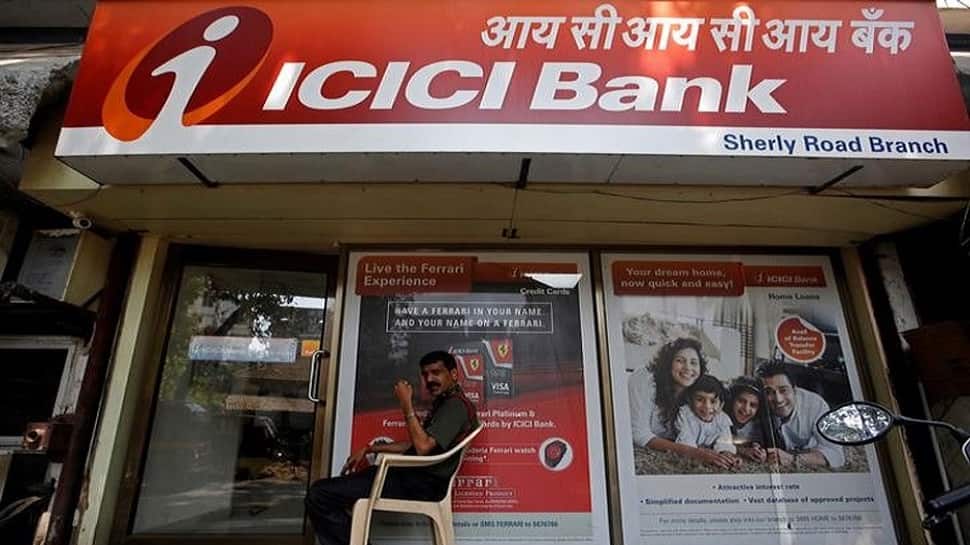 ICICI, HDFC જેવી ખાનગી બેન્કોએ પણ આપી લોન ઈએમઆઈ ટાળવાની સુવિધા, જારી કરી ગાઇડલાઇન ICICI, HDFC જેવી ખાનગી બેન્કોએ પણ આપી લોન ઈએમઆઈ ટાળવાની સુવિધા, જારી કરી ગાઇડલાઇન