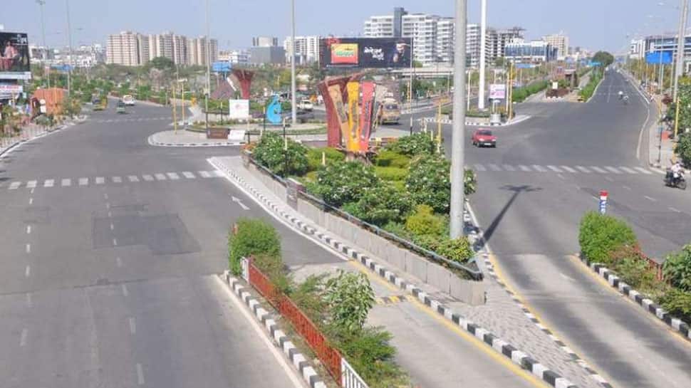 મજબૂરી : લોકડાઉનમાં 1066 કિમી ચાલીને સુરતની ગરીબ ગર્ભવતી મહિલા લખનઉ પહોંચી મજબૂરી : લોકડાઉનમાં 1066 કિમી ચાલીને સુરતની ગરીબ ગર્ભવતી મહિલા લખનઉ પહોંચી
