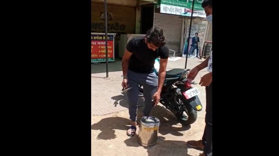 અમદાવાદમાં ચાના થર્મોસમાં પાન-મસાલા લઈ જતા પોલીસે એક શખ્સને ઝડપ્યો અમદાવાદમાં ચાના થર્મોસમાં પાન-મસાલા લઈ જતા પોલીસે એક શખ્સને ઝડપ્યો