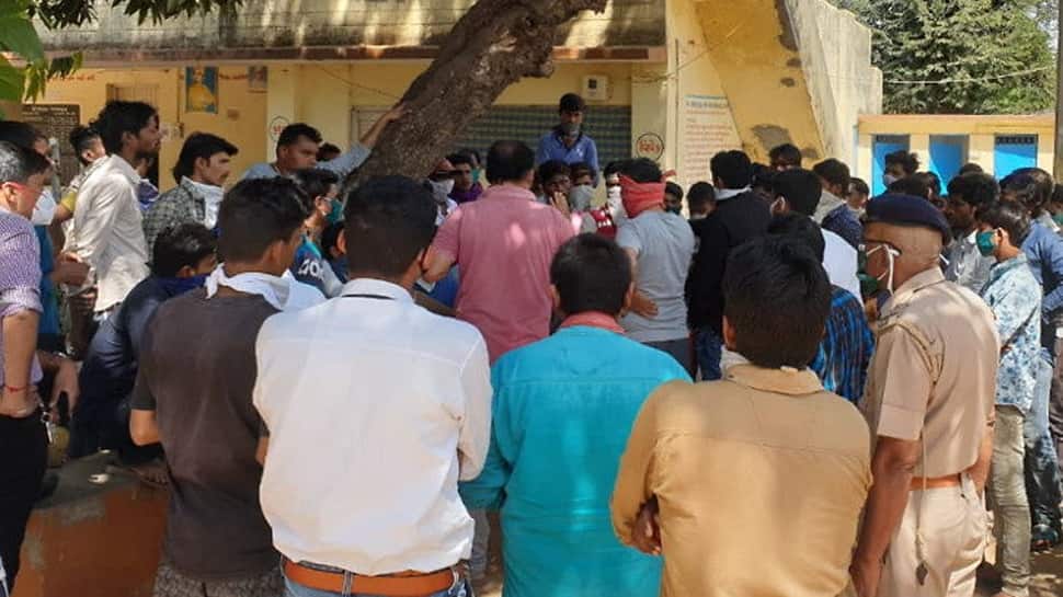 દાહોદ: શેલ્ટર હોમમાં રહેલા શ્રમજીવીઓએ વતન જવા મુદ્દે હોબાળો કરી પથ્થરમારો કર્યો દાહોદ: શેલ્ટર હોમમાં રહેલા શ્રમજીવીઓએ વતન જવા મુદ્દે હોબાળો કરી પથ્થરમારો કર્યો