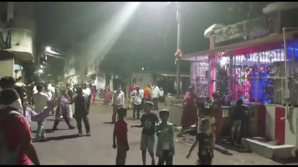 પીપળાના ઝાડ પર પાણી ચઢાવાથી કોરોનાથી બચશો.. આ મેસેજથી દોડતી થઈ મહિલાઓ.... પીપળાના ઝાડ પર પાણી ચઢાવાથી કોરોનાથી બચશો.. આ મેસેજથી દોડતી થઈ મહિલાઓ....