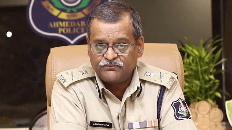સરકાર કોરોનાનાં નામે અમને બંધક બનાવવા માંગે છે તેવું કહી કાળુપુરમાં મહિલાઓનો હોબાળો સરકાર કોરોનાનાં નામે અમને બંધક બનાવવા માંગે છે તેવું કહી કાળુપુરમાં મહિલાઓનો હોબાળો
