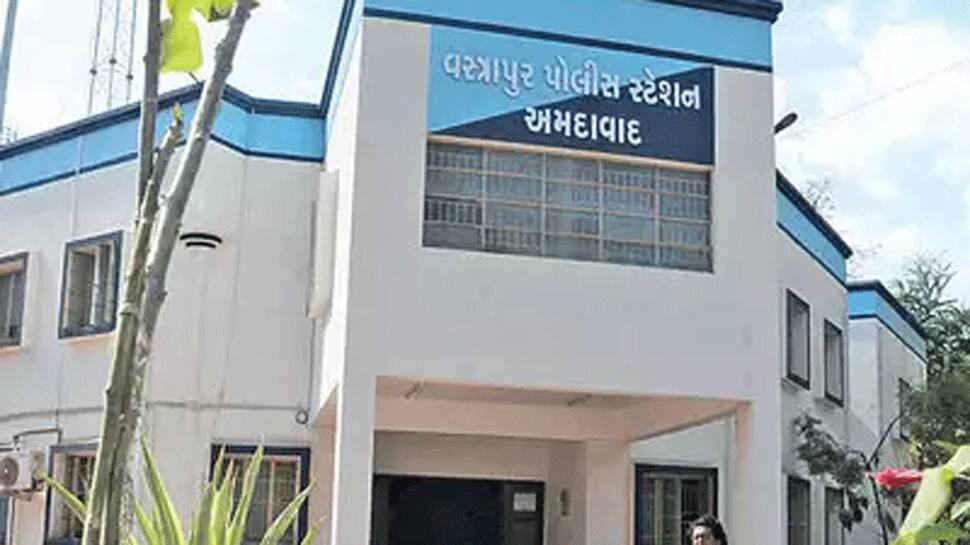 અમદાવાદની આ મહિલા PSI માતૃત્વને ત્રાજવે મુકી ફરજ બજાવે છે, વાંચીને તમે પણ કરશો સલામ અમદાવાદની આ મહિલા PSI માતૃત્વને ત્રાજવે મુકી ફરજ બજાવે છે, વાંચીને તમે પણ કરશો સલામ