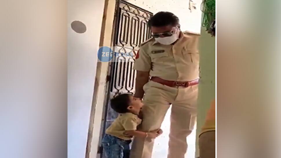 અમદાવાદ: પોલીસકર્મીનો હ્રદયદ્રાવક VIDEO વાઈરલ, જોઈને આંખો થશે ભીની અમદાવાદ: પોલીસકર્મીનો હ્રદયદ્રાવક VIDEO વાઈરલ, જોઈને આંખો થશે ભીની