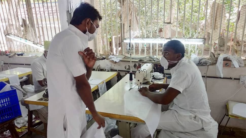 હવે સાબરમતી સેન્ટ્રલ જેલમાં પણ બનાવાઈ રહી છે PPE કીટ હવે સાબરમતી સેન્ટ્રલ જેલમાં પણ બનાવાઈ રહી છે PPE કીટ