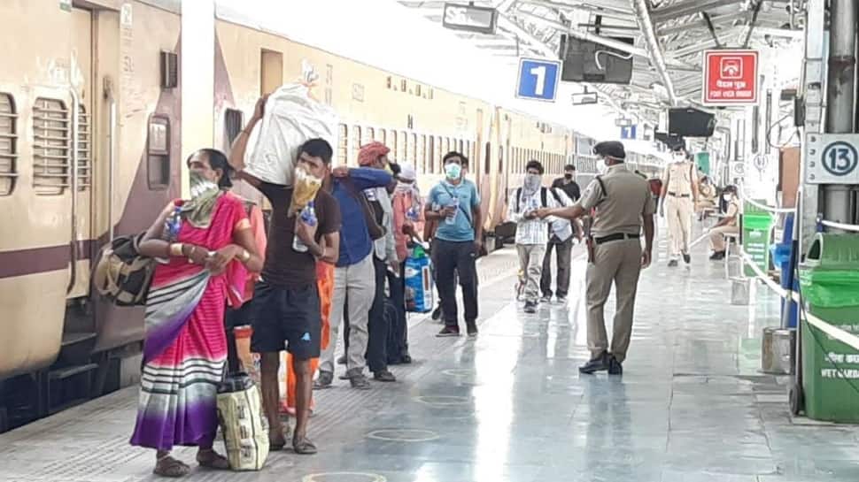 રેલવેનો નિર્ણય- સ્ટેશન કાઉન્ટર પર શુક્રવારથી બુકિંગ કરાવી શકશો રિઝર્વેશન ટિકિટ રેલવેનો નિર્ણય- સ્ટેશન કાઉન્ટર પર શુક્રવારથી બુકિંગ કરાવી શકશો રિઝર્વેશન ટિકિટ
