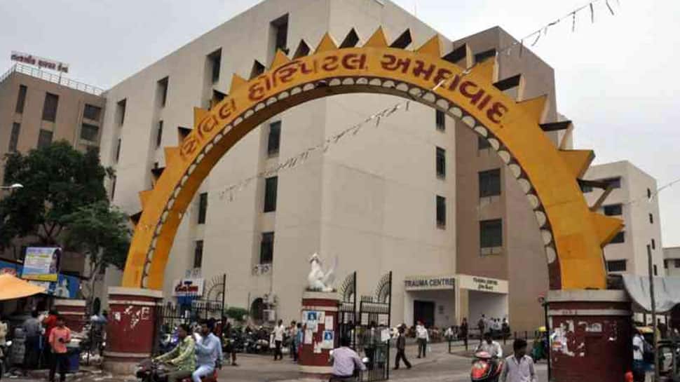 અનેક વિનંતીઓ છતાં પરિવારજનો ન લેવા આવ્યા મૃતદેહ, સિવિલના સેવકે કરી અંત્યેષ્ઠી અનેક વિનંતીઓ છતાં પરિવારજનો ન લેવા આવ્યા મૃતદેહ, સિવિલના સેવકે કરી અંત્યેષ્ઠી