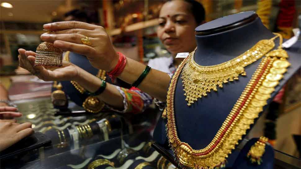 Lockdownમાં છુટછાટથી સોનાના ભાવમાં તેજી, જાણો ક્યાં સુધી જઈ શકે છે કિંમત Lockdownમાં છુટછાટથી સોનાના ભાવમાં તેજી, જાણો ક્યાં સુધી જઈ શકે છે કિંમત