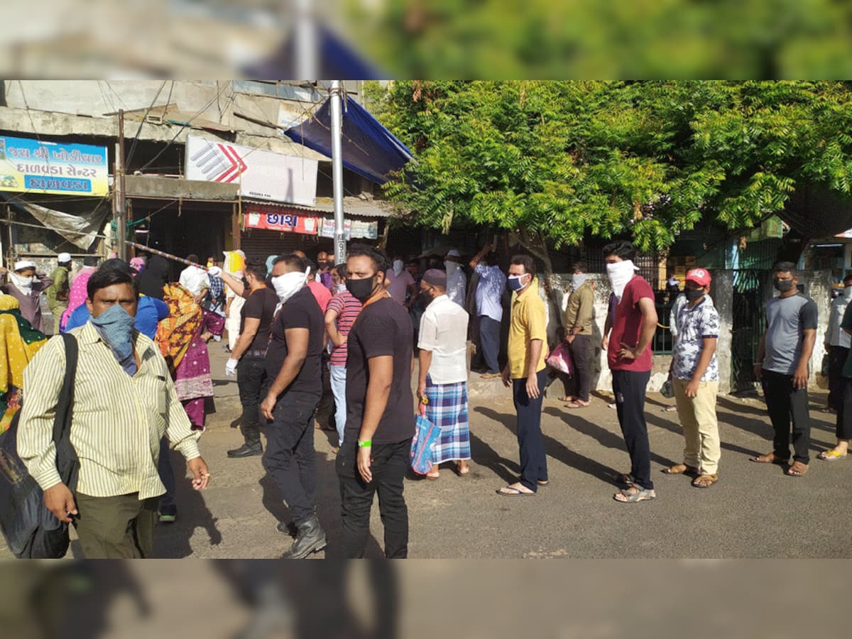 અમદાવાદ : કાલુપુર માર્કેટ ખૂલતા જ પાન-મસાલાના છૂટક વેપારીઓની ભીડ ઉમટી, બાઉન્સર મૂકવા પડ્યા  