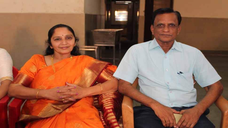 આખુ પરિવાર કોરોના પોઝિટિવ, ઘરના મોભીના અંતિમ સંસ્કારમાં કોઈ સામેલ ન થઈ શક્યુ, છતાં ઊમિર્લાબેને ફરજ ન છોડી આખુ પરિવાર કોરોના પોઝિટિવ, ઘરના મોભીના અંતિમ સંસ્કારમાં કોઈ સામેલ ન થઈ શક્યુ, છતાં ઊમિર્લાબેને ફરજ ન છોડી