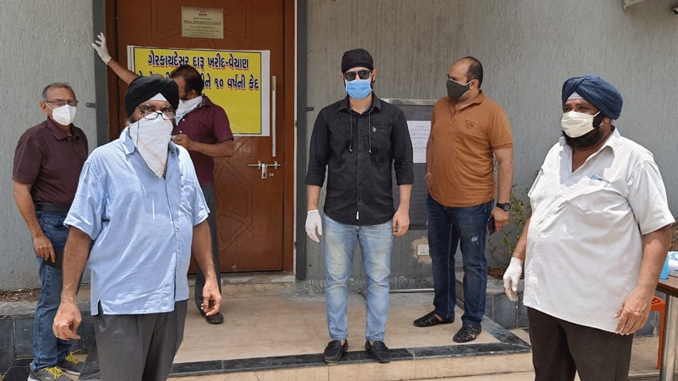 દારૂબંધી છે કે ? લોકડાઉન ખુલતાની સાથે જ અમદાવાદમાં લાંબી લાઇનો લાગી! દારૂબંધી છે કે ? લોકડાઉન ખુલતાની સાથે જ અમદાવાદમાં લાંબી લાઇનો લાગી!
