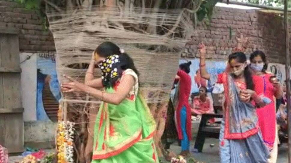 વડસાવિત્રી: કોરોના કહેર વચ્ચે પણ મહિલાઓએ પતિનાં લાંબા આયુષ માટે કરી પ્રાર્થના વડસાવિત્રી: કોરોના કહેર વચ્ચે પણ મહિલાઓએ પતિનાં લાંબા આયુષ માટે કરી પ્રાર્થના