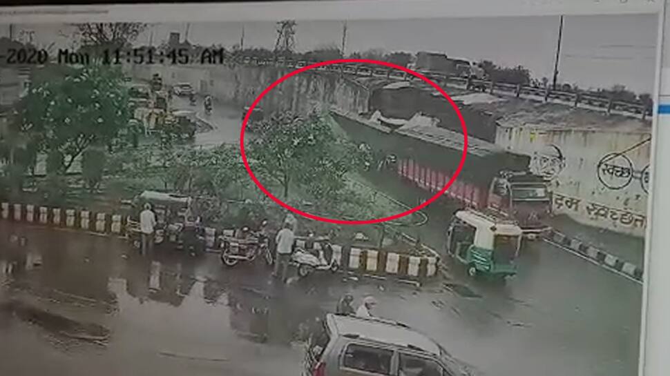 રાજકોટ: આજી ડેમ ખાતે ઓવરબ્રિજની દીવાલ ધરાશયી, 2 લોકોના મોત, ઘટનાના CCTV ફૂટેજ સામે આવ્યાં રાજકોટ: આજી ડેમ ખાતે ઓવરબ્રિજની દીવાલ ધરાશયી, 2 લોકોના મોત, ઘટનાના CCTV ફૂટેજ સામે આવ્યાં