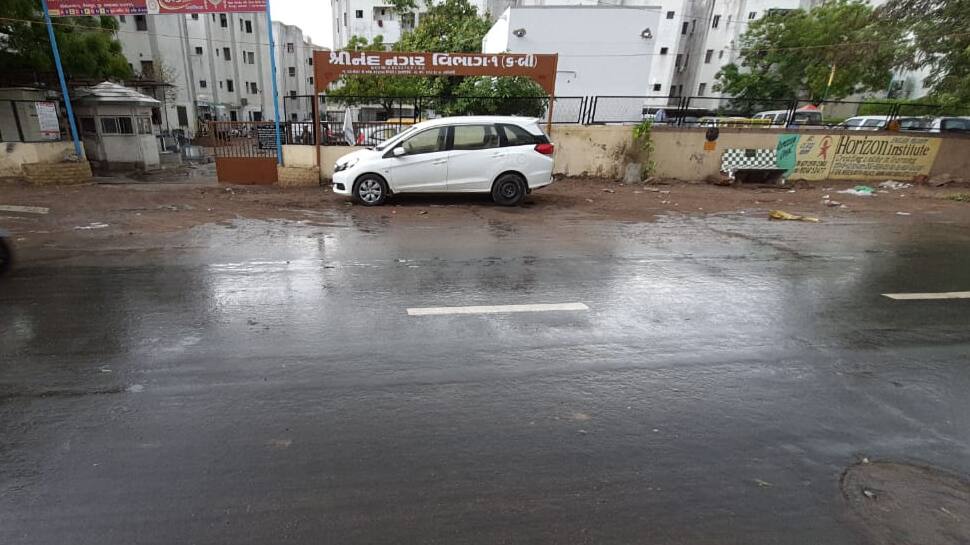 અમદાવાદમાં પવન સાથે વરસાદ શરૂ, લોકોને ગરમી અને બફારાથી મળી રાહત અમદાવાદમાં પવન સાથે વરસાદ શરૂ, લોકોને ગરમી અને બફારાથી મળી રાહત