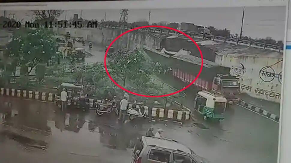 રાજકોટમાં ઓવરબ્રિજની દીવાલ ધરાશયી, 2ના મોત; CMના તપાસના આદેશ રાજકોટમાં ઓવરબ્રિજની દીવાલ ધરાશયી, 2ના મોત; CMના તપાસના આદેશ