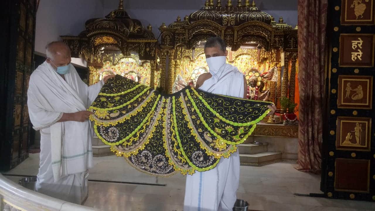 સુરતના જગન્નાથ માટે વાઘા આવ્યા વૃન્દાવનથી, હિન્દુ-મુસ્લિમ કારીગરોએ સાથે મળીને બનાવ્યા સુરતના જગન્નાથ માટે વાઘા આવ્યા વૃન્દાવનથી, હિન્દુ-મુસ્લિમ કારીગરોએ સાથે મળીને બનાવ્યા