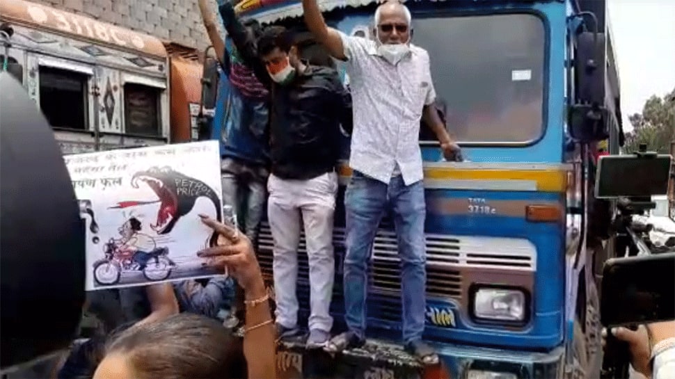 વડોદરામાં કોંગ્રેસનું વિરોધ પ્રદર્શન આક્રમક બન્યું, હાઈવે પર ચક્કાજામ કરીને ટાયર સળગાવ્યા વડોદરામાં કોંગ્રેસનું વિરોધ પ્રદર્શન આક્રમક બન્યું, હાઈવે પર ચક્કાજામ કરીને ટાયર સળગાવ્યા