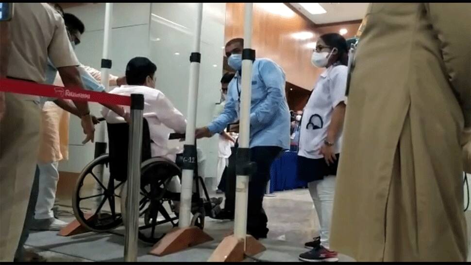 એક-એક મત પણ કિંમતી હોવાથી ભાજપના 4 ધારાસભ્યો એમ્બ્યુલન્સથી વોટ આપવા પહોંચ્યા એક-એક મત પણ કિંમતી હોવાથી ભાજપના 4 ધારાસભ્યો એમ્બ્યુલન્સથી વોટ આપવા પહોંચ્યા