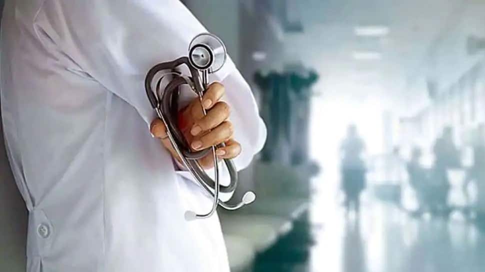 OMG: 28 વર્ષની મહિલાએ બાળકીને આપ્યો જન્મ, બાળકીને જોઇ ડોકટરો પણ થયા આશ્ચર્યચકિત OMG: 28 વર્ષની મહિલાએ બાળકીને આપ્યો જન્મ, બાળકીને જોઇ ડોકટરો પણ થયા આશ્ચર્યચકિત
