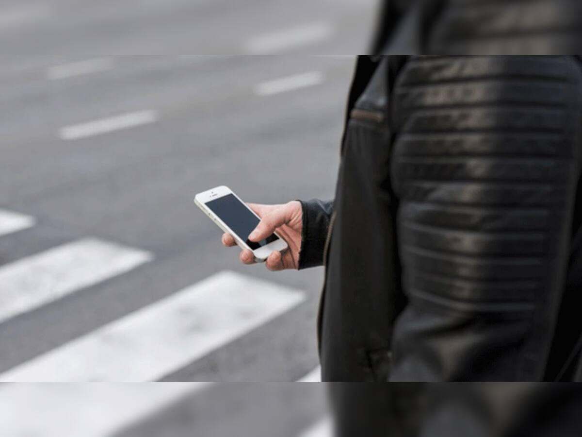 ચાલતી વખતે મોબાઇલ ફોનના ઉપયોગ પર બેન, આ શહેરમાં લાગૂ થશે નિયમ
