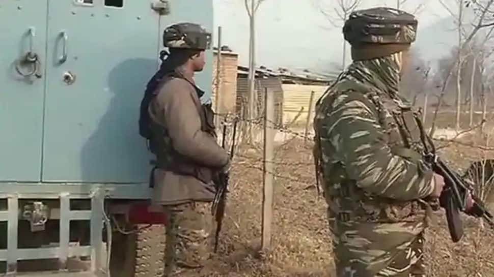 J&K: પુલવામામાં આતંકીઓએ કર્યો IED વિસ્ફોટ, CRPF જવાન ઘાયલ J&K: પુલવામામાં આતંકીઓએ કર્યો IED વિસ્ફોટ, CRPF જવાન ઘાયલ
