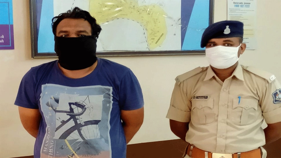 અમદાવાદ : કેનેડાના વિઝાની લાલચે ઠગાઈ કરતા શખ્સને પોલીસે ઝડપ્યો, ટુકડે-ટુકડે ખંખેરી લીધા 40 લાખ અમદાવાદ : કેનેડાના વિઝાની લાલચે ઠગાઈ કરતા શખ્સને પોલીસે ઝડપ્યો, ટુકડે-ટુકડે ખંખેરી લીધા 40 લાખ