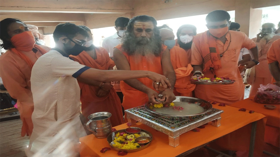શ્રી મહામંડલેશ્વર ભારતીબાપુનો ગુરુપૂર્ણિમાએ સંદેશ, કોરોનાને કારણે ભક્તો ઘરે રહી દર્શન કરે... શ્રી મહામંડલેશ્વર ભારતીબાપુનો ગુરુપૂર્ણિમાએ સંદેશ, કોરોનાને કારણે ભક્તો ઘરે રહી દર્શન કરે...