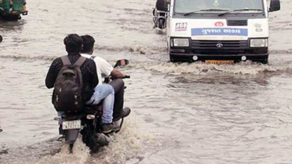 જામનગરમાં આફ ફાટ્યું, કાલાવડમાં 13 ઈંચ વરસાદ ખાબક્યો: રાજ્યના 210 તાલુકામાં વરસાદ જામનગરમાં આફ ફાટ્યું, કાલાવડમાં 13 ઈંચ વરસાદ ખાબક્યો: રાજ્યના 210 તાલુકામાં વરસાદ