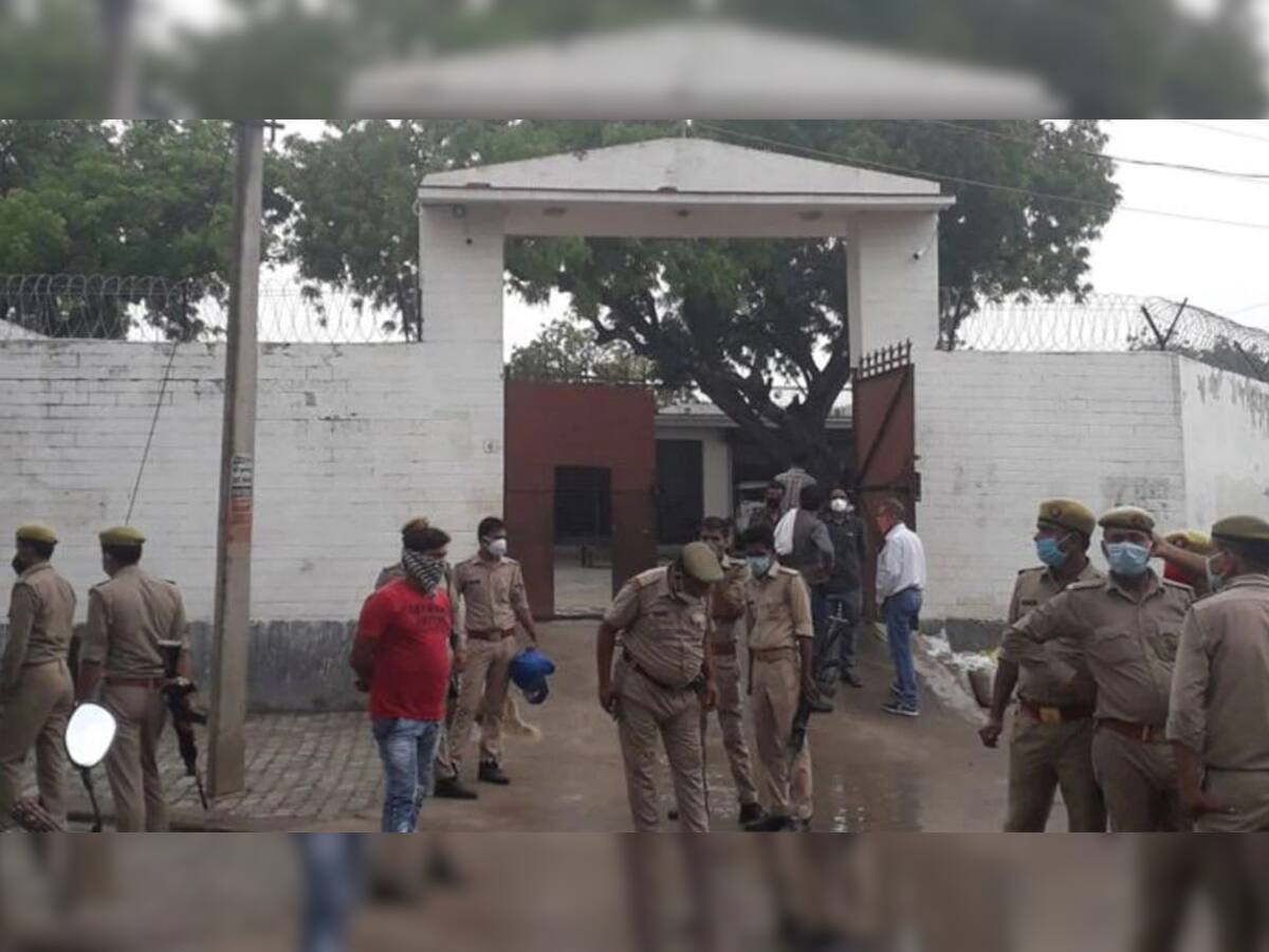 Kanpur Encounter: 4 પોલીસ સ્ટેશનના અનેક પોલીસકર્મીઓના મોબાઈલ સર્વિલાન્સ પર-સૂત્ર
