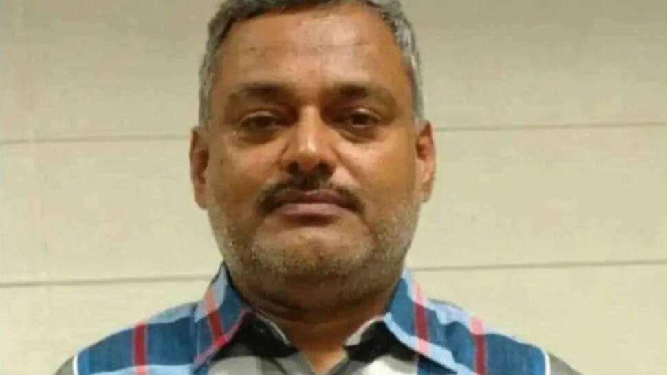 Kanpur Encounter: વિકાસ દુબેની શોધમાં લાગી પોલીસની 100થી વધુ ટીમ, 110 કલાકથી છે ફરાર Kanpur Encounter: વિકાસ દુબેની શોધમાં લાગી પોલીસની 100થી વધુ ટીમ, 110 કલાકથી છે ફરાર