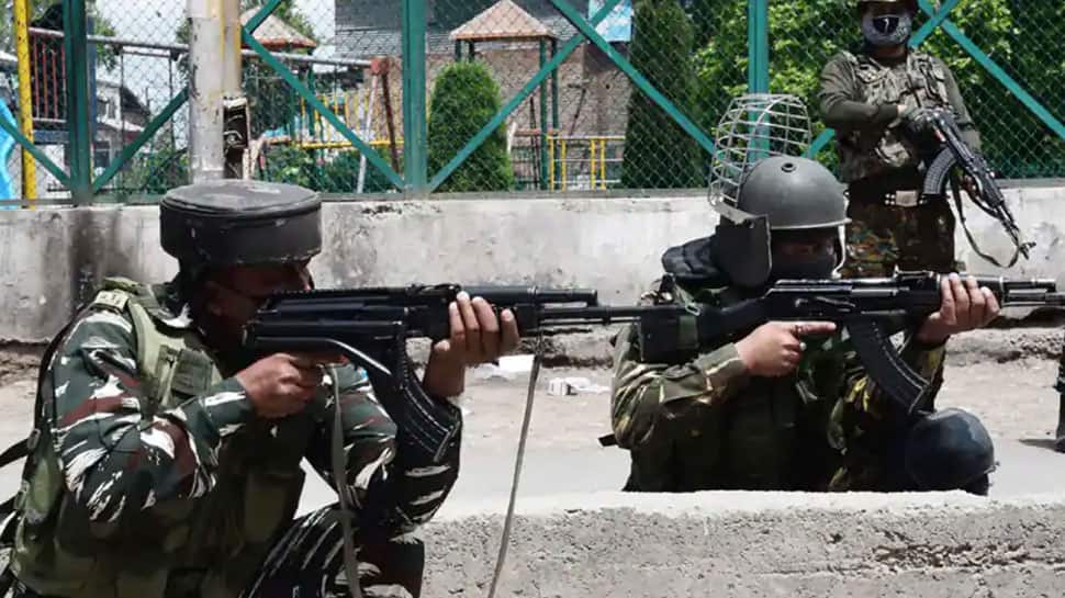 J&K: સોપોરમાં સુરક્ષાદળો અને આતંકીઓ વચ્ચે અથડામણ, એક ઘરમાં છૂપાયા છે 2-3 આતંકી J&K: સોપોરમાં સુરક્ષાદળો અને આતંકીઓ વચ્ચે અથડામણ, એક ઘરમાં છૂપાયા છે 2-3 આતંકી