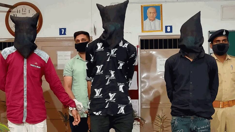 અમદાવાદ : સગીર પ્રેમિકાને ઇમ્પ્રેસ કરવા મોબાઇલની લૂંટ કરી ગિફ્ટ આપ્યો અમદાવાદ : સગીર પ્રેમિકાને ઇમ્પ્રેસ કરવા મોબાઇલની લૂંટ કરી ગિફ્ટ આપ્યો
