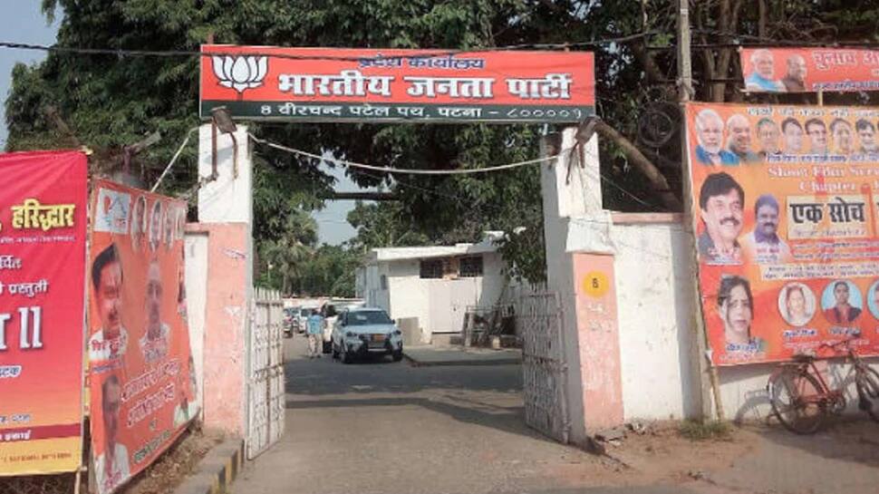 Corona: બિહાર BJPમાં હડકંપ મચ્યો, એક સાથે 75 નેતા અને કર્મચારી કોરોના પોઝિટિવ Corona: બિહાર BJPમાં હડકંપ મચ્યો, એક સાથે 75 નેતા અને કર્મચારી કોરોના પોઝિટિવ