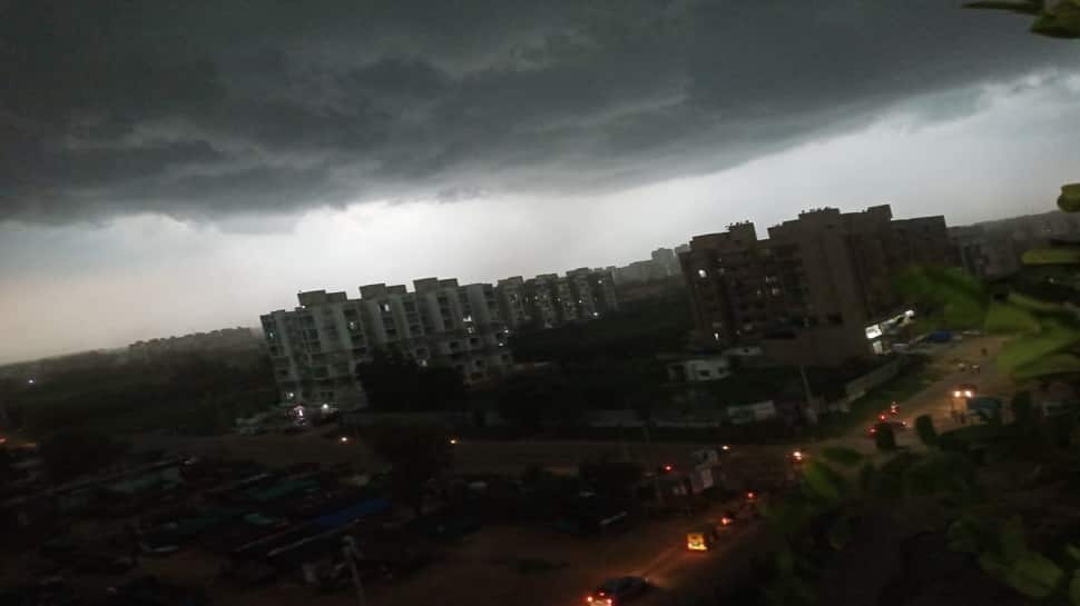 અમદાવાદના અનેક વિસ્તારોમાં ભારે પવન સાથે ધોધમાર વરસાદ અમદાવાદના અનેક વિસ્તારોમાં ભારે પવન સાથે ધોધમાર વરસાદ