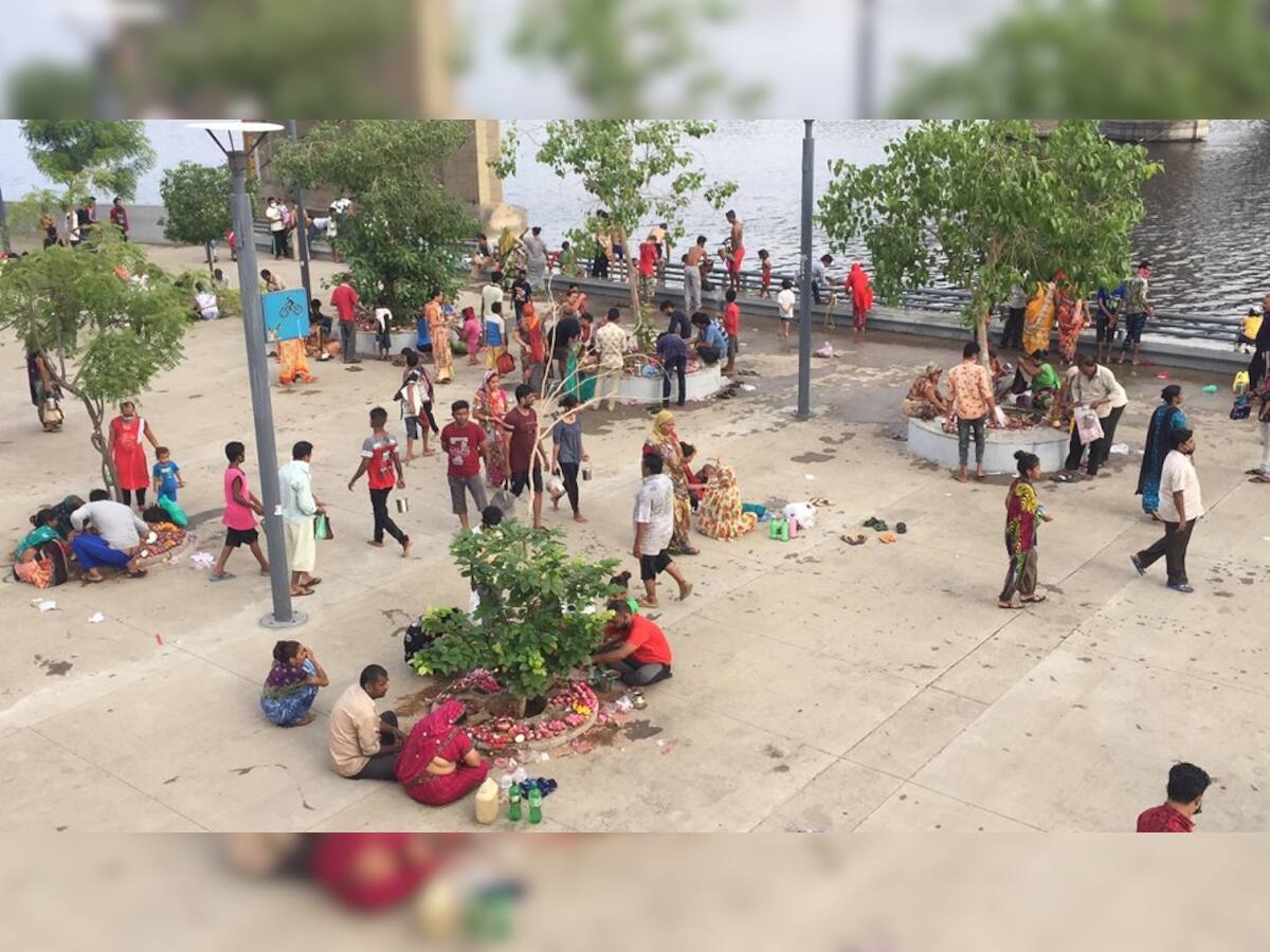 શાહીબાગ રિવરફ્રન્ટ પર સોશિયલ ડિસ્ટન્સના ધજાગરા, પૂજા કરવા માટી સંખ્યામાં લોકો થયા ભેગા