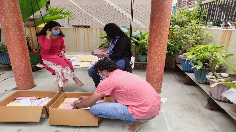 સુંદર મેસેજ સાથે બહેનોએ સરહદ પરના ભાઈઓ માટે તૈયાર કરી રાખડી સુંદર મેસેજ સાથે બહેનોએ સરહદ પરના ભાઈઓ માટે તૈયાર કરી રાખડી