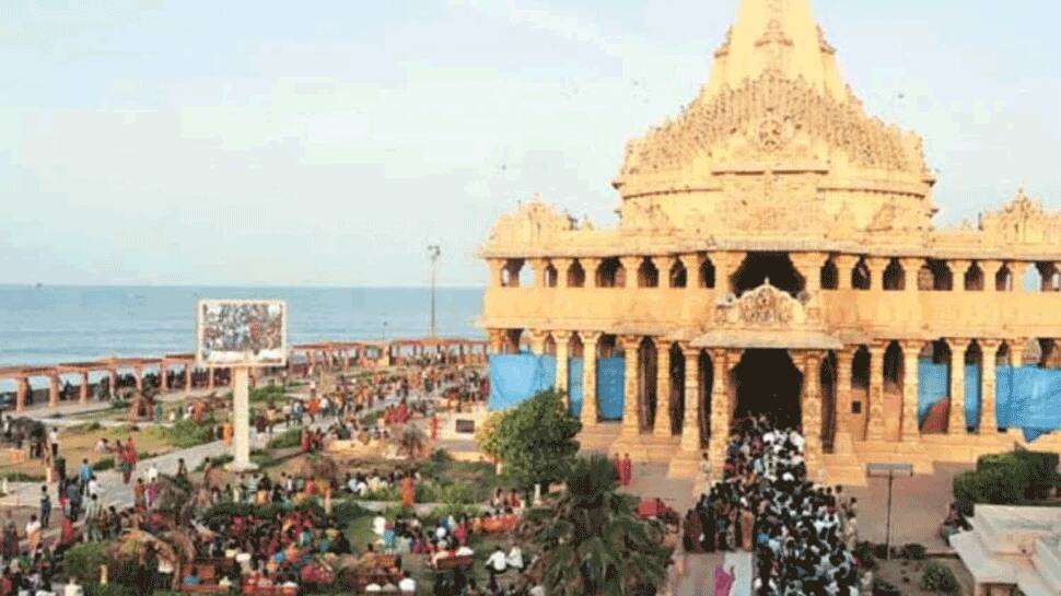 સોમનાથમાં ભક્તોનાં ટોળા થતા પોલીસે 'સરકારી પ્રસાદ' આપ્યો, ટ્રસ્ટીએ કહ્યું આવું ચાલશે તો મંદિર બંધ સોમનાથમાં ભક્તોનાં ટોળા થતા પોલીસે 'સરકારી પ્રસાદ' આપ્યો, ટ્રસ્ટીએ કહ્યું આવું ચાલશે તો મંદિર બંધ