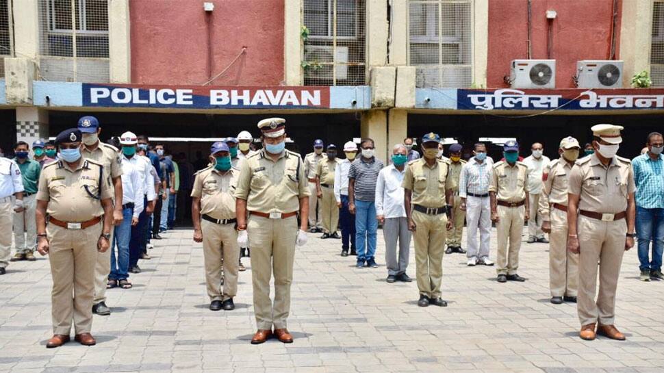 વડોદરા : પોલીસ કમિશનરના ગનમેન-ડ્રાઈવરને કોરોના, સયાજી હોસ્પિટલના 5 તબીબો પણ ઝપેટમાં વડોદરા : પોલીસ કમિશનરના ગનમેન-ડ્રાઈવરને કોરોના, સયાજી હોસ્પિટલના 5 તબીબો પણ ઝપેટમાં