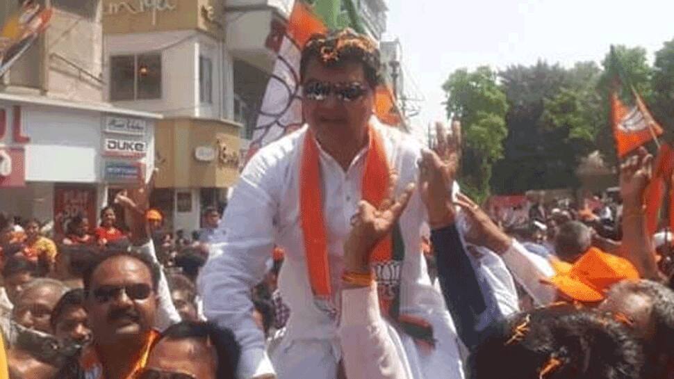 વડોદરા: સાવલીના MLA કેતન ઇનામદાર બાદ તેમનો પરિવાર કોરોના સંક્રમિત, 4 લોકોનો રિપોર્ટ પોઝિટિવ વડોદરા: સાવલીના MLA કેતન ઇનામદાર બાદ તેમનો પરિવાર કોરોના સંક્રમિત, 4 લોકોનો રિપોર્ટ પોઝિટિવ