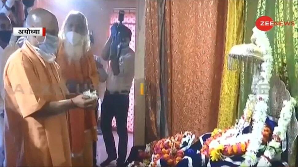 અયોધ્યા પહોંચ્યા CM યોગી, પ્રભુ શ્રીરામના કર્યા દર્શન, તૈયારીઓની કરશે સમીક્ષા અયોધ્યા પહોંચ્યા CM યોગી, પ્રભુ શ્રીરામના કર્યા દર્શન, તૈયારીઓની કરશે સમીક્ષા
