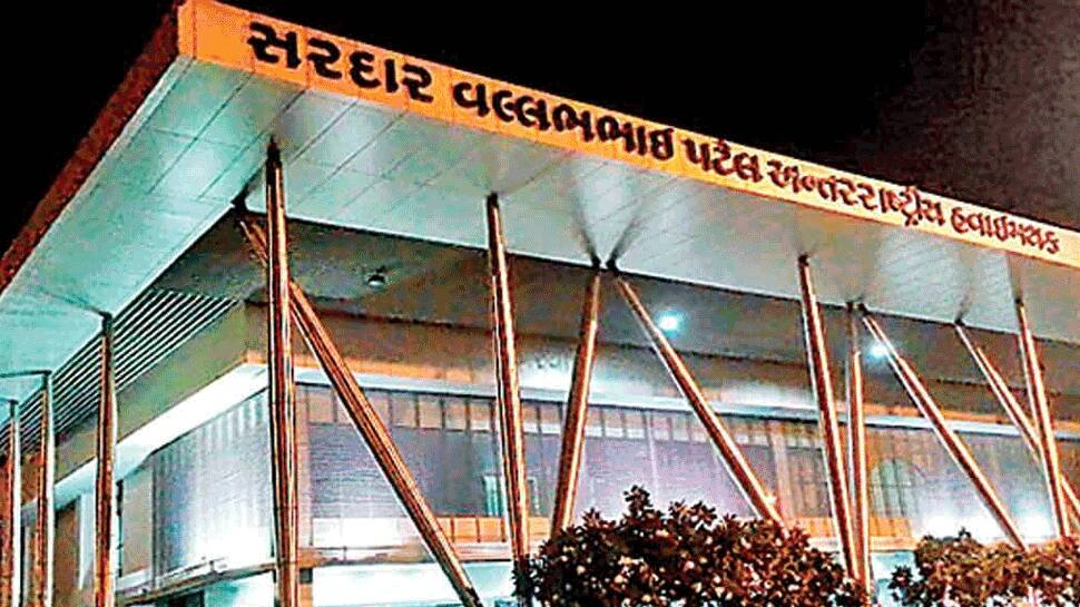 અમદાવાદ: કોરોનાગ્રસ્ત દર્દી નિયમ તોડી એરપોર્ટ પહોંચ્યો, તંત્રના સંકલનથી ઝડપી લેવાયો અમદાવાદ: કોરોનાગ્રસ્ત દર્દી નિયમ તોડી એરપોર્ટ પહોંચ્યો, તંત્રના સંકલનથી ઝડપી લેવાયો