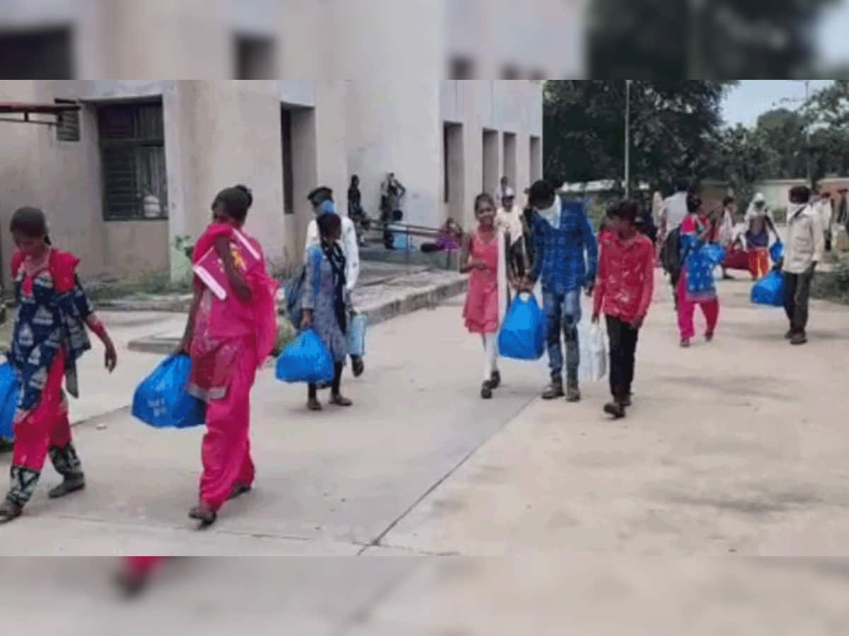 છોટાઉદેપુર: નસવાડીની સરકારી શાળાએ ગાઇડલાઇનનો ભંગ કર્યો, વિદ્યાર્થીઓને પુસ્તકો લેવા બોલાવ્યા