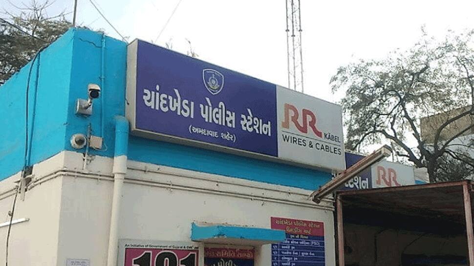 અમદાવાદ: કંટ્રોલમાંથી મેસેજ મળ્યા બાદ ચાંદખેડા પોલીસના દરોડા, 8 જુગારી ઝબ્બે અમદાવાદ: કંટ્રોલમાંથી મેસેજ મળ્યા બાદ ચાંદખેડા પોલીસના દરોડા, 8 જુગારી ઝબ્બે
