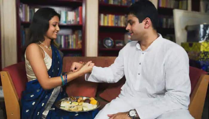 Rakhi Gift: રક્ષાબંધન પર બહેનને ભેટમાં આપવા માટે આ 3 વસ્તુ ગણાય છે અત્યંત શુભ, ખાસ જાણો Rakhi Gift: રક્ષાબંધન પર બહેનને ભેટમાં આપવા માટે આ 3 વસ્તુ ગણાય છે અત્યંત શુભ, ખાસ જાણો