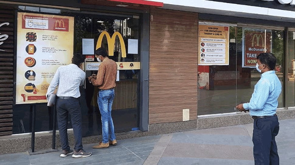 અમદાવાદ: સોશિયલ ડિસ્ટન્સિંગ નહી જળવાતા AMC એ macdonald સીલ કર્યું અમદાવાદ: સોશિયલ ડિસ્ટન્સિંગ નહી જળવાતા AMC એ macdonald સીલ કર્યું