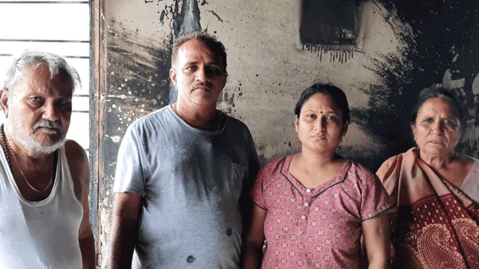 વડોદરામાં વાસણા રોડ પર ફ્લેટમાં આગ, લાશ્કરોએ પરિવારનું દિલધડક રેસક્યું કર્યું વડોદરામાં વાસણા રોડ પર ફ્લેટમાં આગ, લાશ્કરોએ પરિવારનું દિલધડક રેસક્યું કર્યું