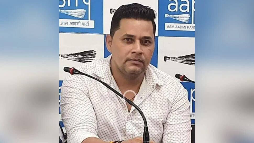 AAP નેતા મુકેશ ટોકસ પર બળાત્કારનો આરોપ, પોલીસે કરી ધરપકડ AAP નેતા મુકેશ ટોકસ પર બળાત્કારનો આરોપ, પોલીસે કરી ધરપકડ