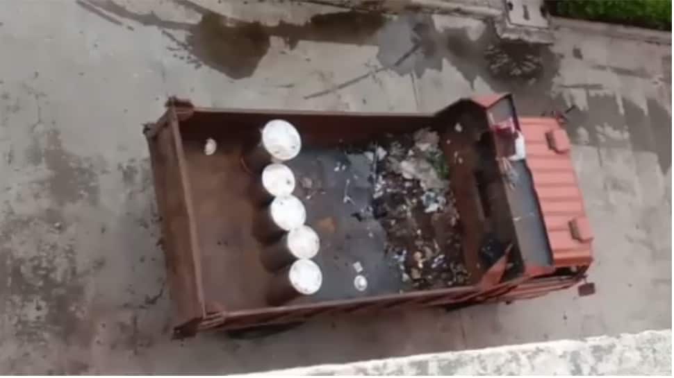 Viral Video માં દેખાઈ મોટી બેદરકારી, કોરોનાના દર્દીઓનું ભોજન કચરાની ગાડીમાં લઈ જવાયું Viral Video માં દેખાઈ મોટી બેદરકારી, કોરોનાના દર્દીઓનું ભોજન કચરાની ગાડીમાં લઈ જવાયું