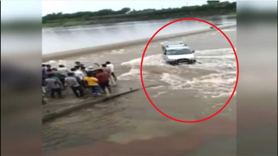 monsoon updates : ગણદેવીમાં કાવેરી નદીમાં 5 ડૂબ્યા, વેણુ નદીમાં કારચાલક બૂરી રીતે ફસાયો monsoon updates : ગણદેવીમાં કાવેરી નદીમાં 5 ડૂબ્યા, વેણુ નદીમાં કારચાલક બૂરી રીતે ફસાયો